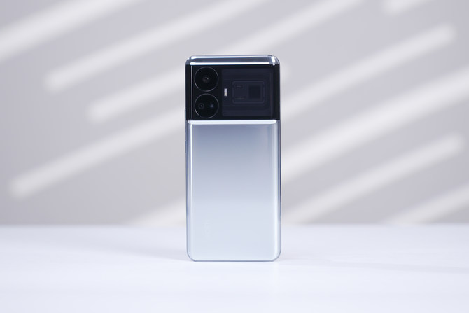 真我GT5测评： 骁龙8Gen2+240W充电，诠释真正的性能无双