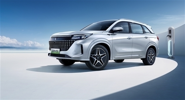9.98万起 赛力斯蓝电E5月交付破5000台：华为、比亚迪技术支持