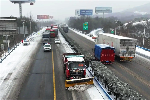 雪天滞留高速：油车VS电车谁更“保鲜”