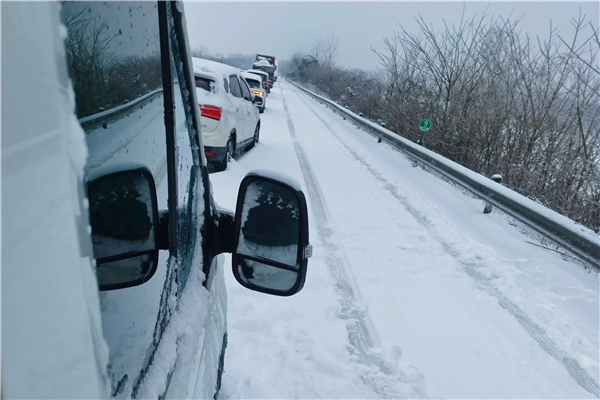 雨雪天 油车、电车互掐互嘲：到底选谁好
