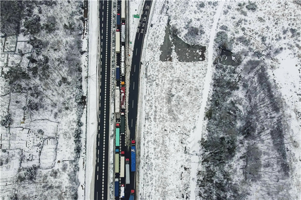 雨雪天 油车、电车互掐互嘲：到底选谁好