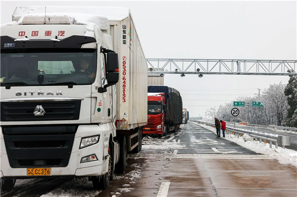 雨雪天 油车、电车互掐互嘲：到底选谁好