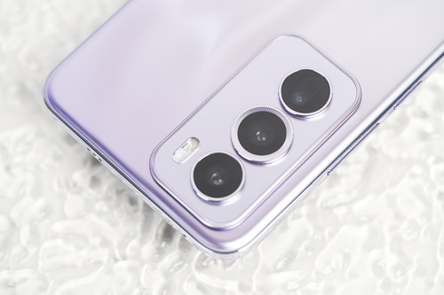 OPPO Reno12 Pro体验：「流银玻璃」设计，创造千禧时尚新风潮