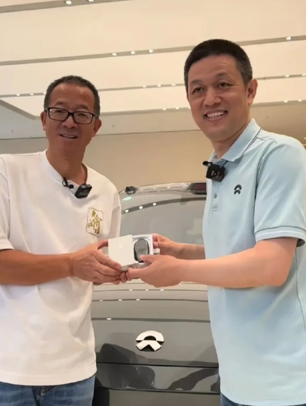 张颂文乘坐蔚来ES8进组拍戏 网友：居然不是小米SU7