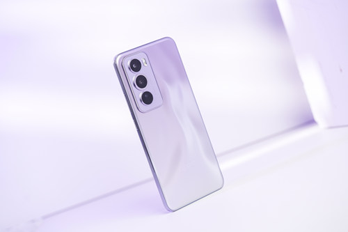 OPPO Reno12 Pro体验：「流银玻璃」设计，创造千禧时尚新风潮