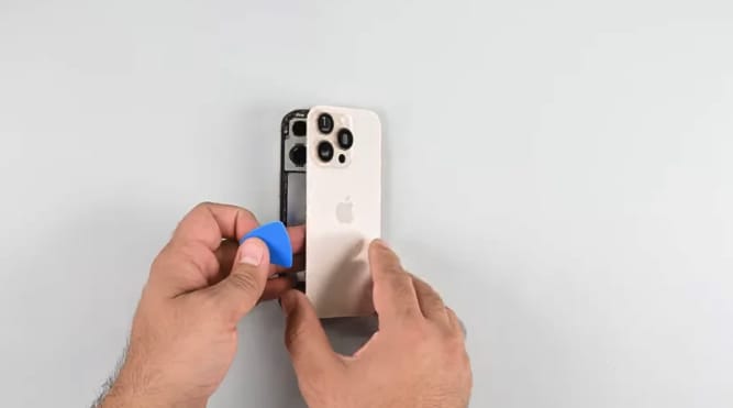 iFixit拆解iPhone 16 Pro,背盖开启设计提高维修便利性插图 iFixit拆解iPhone 16 Pro 背盖开启设计提高维修便利性
