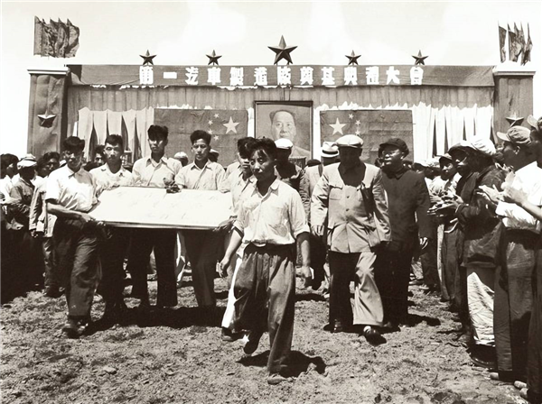 中国汽车销量终于突破3000万辆大关！花了整整70年