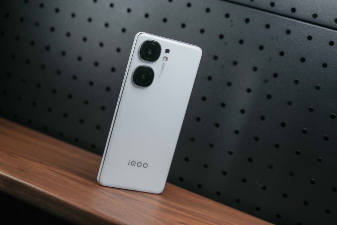 iQOO Neo9S Pro+ 评测：不止换芯，同价位独有的超声波指纹！