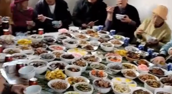 大户人家！云南一家吃年夜饭桌上摆182碗菜：43人同桌吃