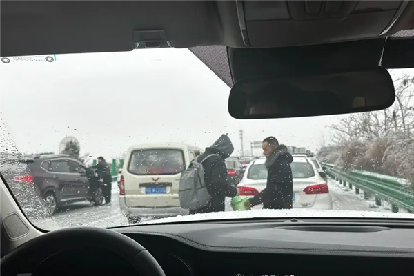 雪天滞留高速：油车VS电车谁更“保鲜”