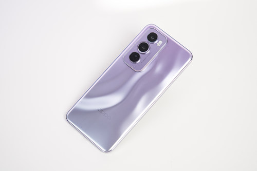 OPPO Reno12 Pro体验：「流银玻璃」设计，创造千禧时尚新风潮