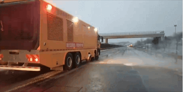 神器“吹雪车”高速公路作业：“12级台风”吹光路面积雪