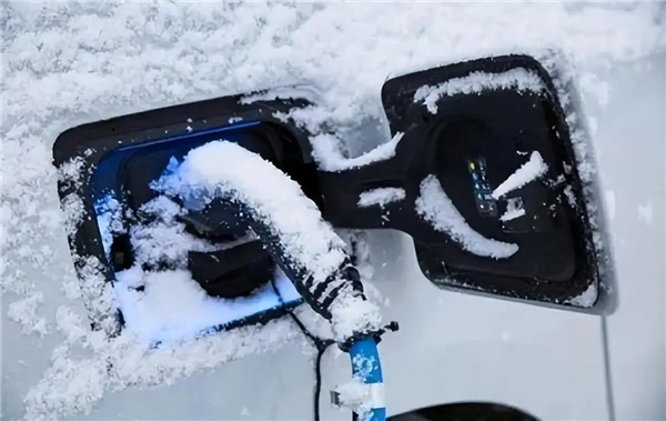 雪天滞留高速：油车VS电车谁更“保鲜”