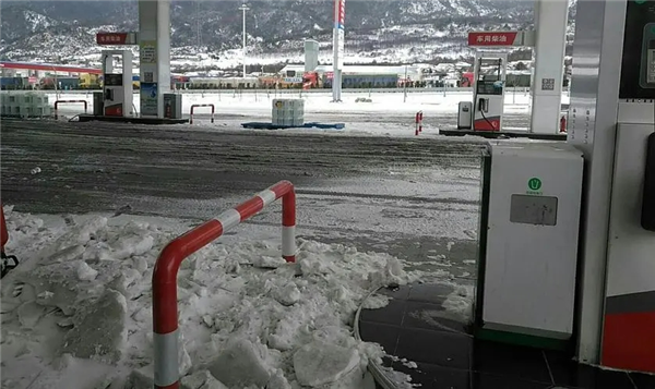 雪天滞留高速：油车VS电车谁更“保鲜”