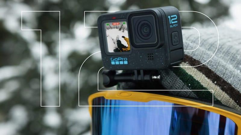 GoPro 今日正式发布了新一代的运动摄影机 HERO12 Black，带来比以往更好的电池续航、HDR、10-Bit Log 模式等功能，还可与 AirPods 等蓝牙音频设备连接，通过连接麦克风提升音质。官方数据表示，GoPro HERO12 Black 可以在 5.3K 60fps 的条件下录制 70 分钟，较前一代相比有显著的续航提升。通过 HDR，GoPro HERO12 Black 现在可以捕捉隐没在场景亮点或阴影中的微妙细节，并以 10-bit 呈现超过 10 亿种颜色，使色彩渐变更加顺畅逼真，Log 模式则可以保留影像细节，让你在后期制作时能够有更多的自由度。为了适应社群平台，现在 GoPro HERO12 Black 能以 9:16 的长宽比进行拍摄，不必再进行额外的剪裁操作。全新的 HyperSmooth 增强防抖 6.0 再度提升视频的稳定度，同时也支持地平线锁定功能，即使摄影机在拍摄时旋转 360 度影像也能稳定呈现。GoPro HERO12 Black 现已开放预购，售价 399.99 美元。