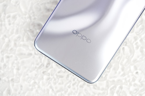 OPPO Reno12 Pro体验：「流银玻璃」设计，创造千禧时尚新风潮
