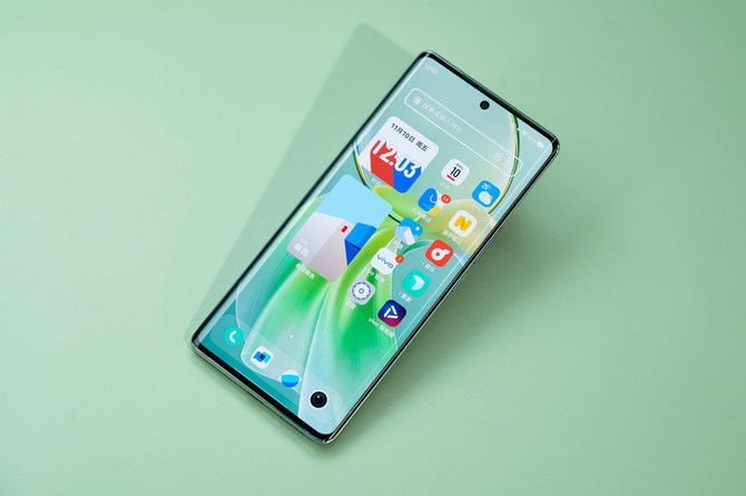 vivo Y100上手：轻薄高颜值，流畅且耐用