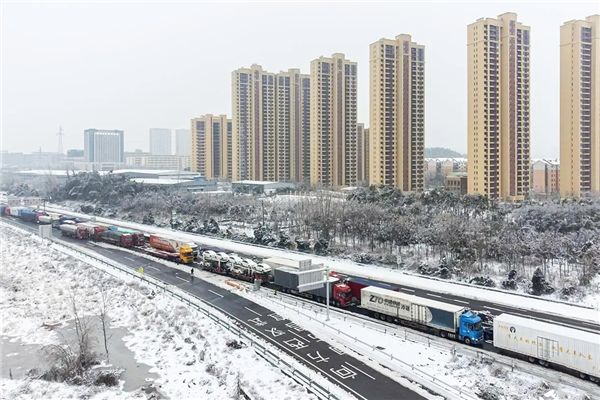 雨雪天 油车、电车互掐互嘲：到底选谁好