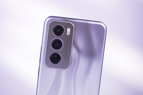 OPPO Reno12 Pro体验：「流银玻璃」设计，创造千禧时尚新风潮
