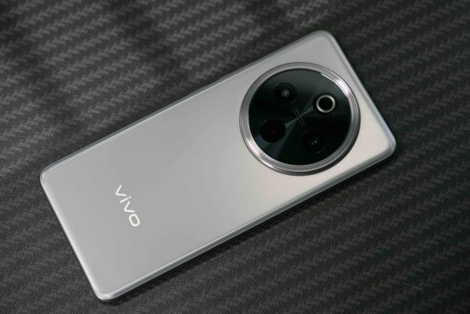 vivo Y300Pro 评测：配备6500mAh大电池，蓝厂首款全等深微四曲屏