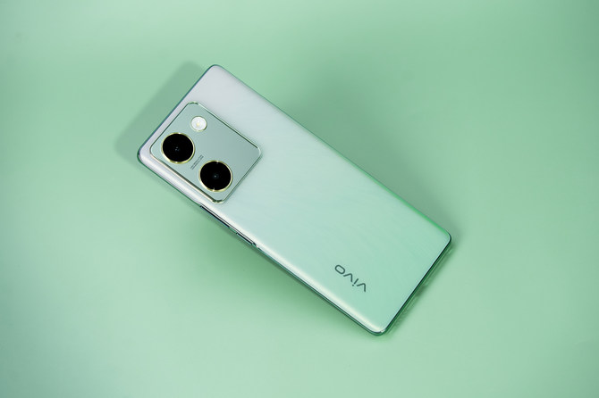 vivo Y100上手：轻薄高颜值，流畅且耐用