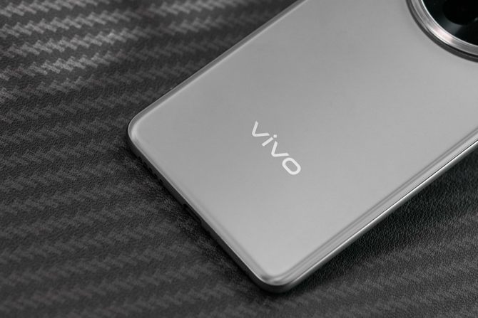 vivo Y300Pro 评测：配备6500mAh大电池，蓝厂首款全等深微四曲屏