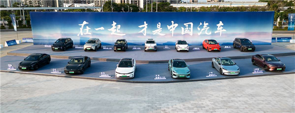 中国汽车销量终于突破3000万辆大关！花了整整70年