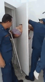 最抽象的越狱！巴西一小哥钻洞逃跑被卡住：狱警救了三小时