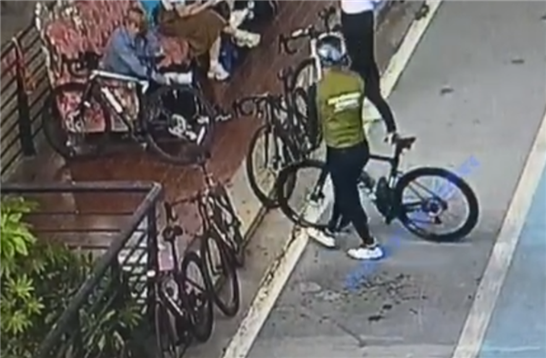 碰倒自行车遭索赔38000多元 经销商表示只换不补：官方道歉