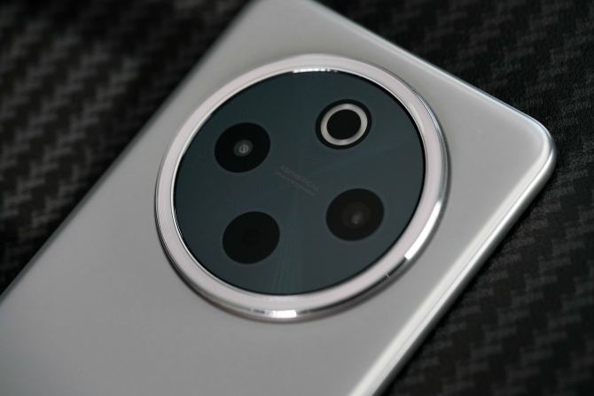 vivo Y300Pro 评测：配备6500mAh大电池，蓝厂首款全等深微四曲屏