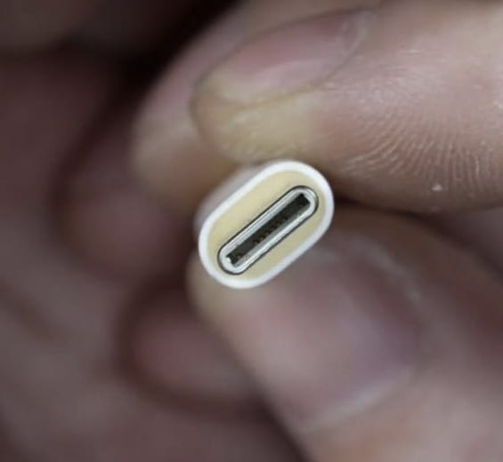iPhone 15 的 USB-C 充电芯片仅支持 USB 2.0