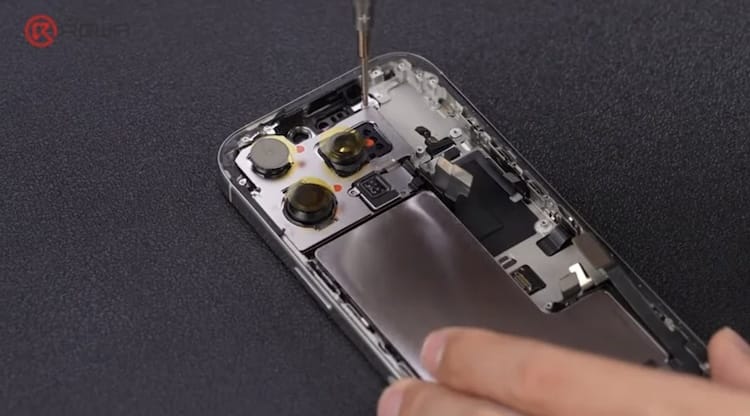 iPhone 16 Pro 拆解视频，金属外壳电池及散热该信