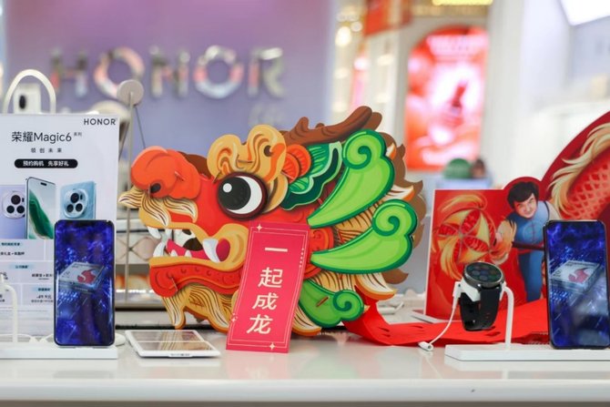 画龙点睛许心愿，荣耀为全国消费者送出首支“新年幸运签”